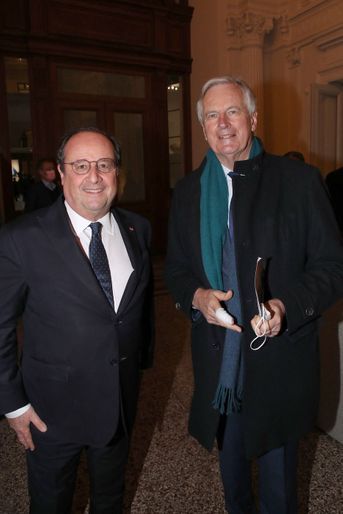 François Hollande et Michel Barnier au vernissage de l&#039;exposition de Charles Ray, à Paris, le 15 février 2022.