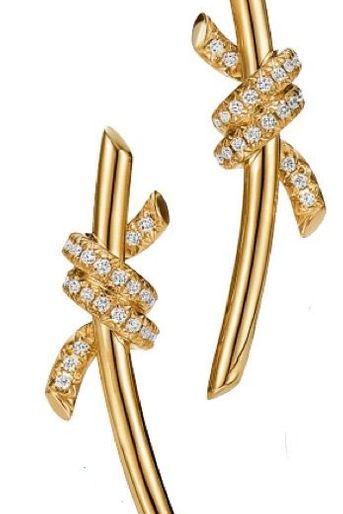En or jaune et serties de diamants, puces d’oreilles Tiffany Knot, Tiffany &amp; Co, 3100 € .