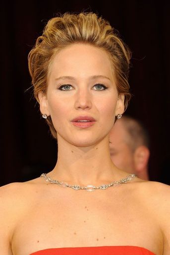 Les cheveux courts de Jennifer Lawrence, en arrière, lors des Oscars, le 2 mars 2014
