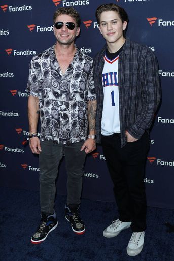Ryan Phillippe et son fils Deacon lors de la soirée "Fanatics Super Bowl 2022" de Michael Rubin, en Californie, le 12 février 2022
