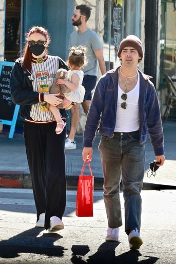 Sophie Turner, Joe Jonas et leur fille Willa le 9 février 2022 à Los Angeles.
