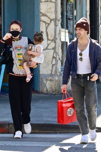 Sophie Turner, Joe Jonas et leur fille Willa le 9 février 2022 à Los Angeles.