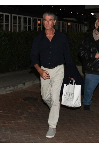Pierce Brosnan à la sortie du restaurant «Lucky&#039;s steakhouse» à Malibu, le 9 février 2022.