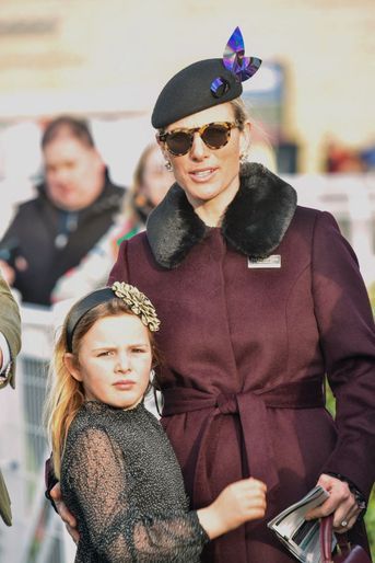 Zara Phillips et sa fille aînée Mia, très élégante, sur l'hippodrome de Cheltenham le 29 janvier 2022