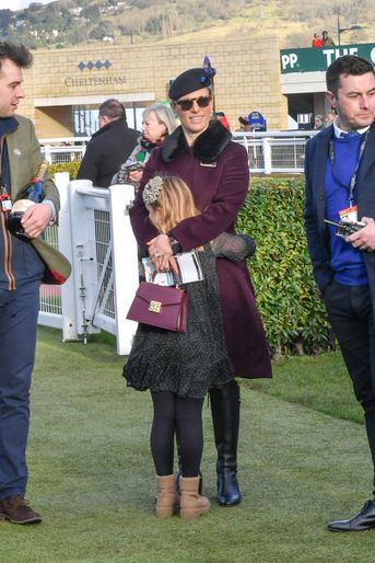 Zara Phillips et sa fille Mia Tindall, sur le champ de courses de Cheltenham le 29 janvier 2022