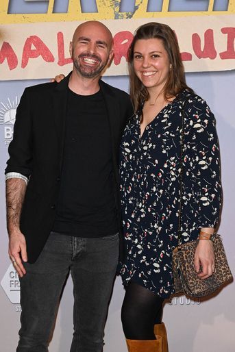 Julien Arruti et sa compagne Aurélie à l'avant-première du film «Super-héros malgré lui» à Paris le 31 janvier 2022