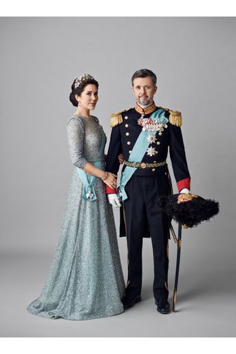 Portrait officiel de la princesse Mary et du prince héritier Frederik de Danemark en tenue de gala diffusé le 31 janvier 2022, en prélude aux 50 ans de la princesse Mary