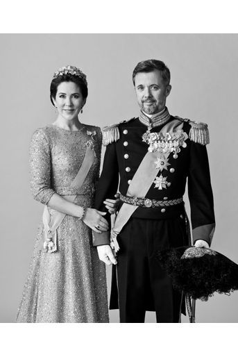 Portrait officiel en noir et blanc de la princesse Mary et du prince héritier Frederik de Danemark, en tenue de gala, diffusé le 31 janvier 2022, en prélude aux 50 ans de la princesse Mary