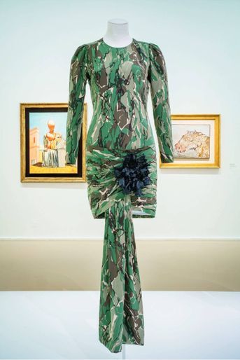 Cette robe façon vestale côtoie des toiles de Giorgio De Chirico, peintre métaphysique qui figurait en bonne place dans la collection personnelle du couturier. Musée d’Art moderne de Paris. 