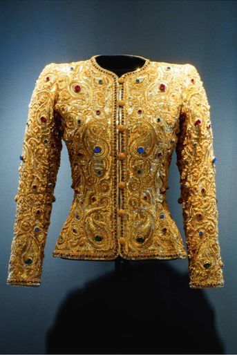 Dans la galerie d’Apollon au musée du Louvre. Non loin des diamants de la couronne, une veste en organza brodé de pierres et de paillettes. Automne-hiver 1981.