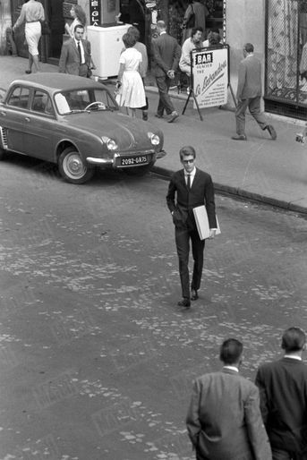 Septembre 1961, Yves Saint Laurent croquis sous le bras, rue de La Boétie.