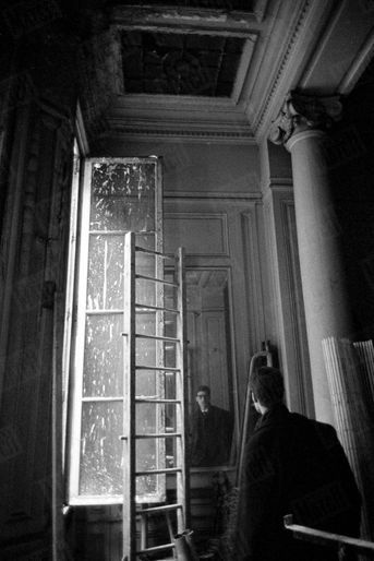 En décembre, le photographe Izis accompagne Saint Laurent pour sa première visite de l'Hôtel particulier et l’atelier du peintre Jean-Louis Forain, au 30 bis de la rue Spontini dans le XVIème arrondissement, qui deviendra le siège de sa maison de couture ; jusqu’à son déménagement avenue Marceau en 1974.