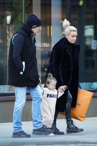Yolanda Hadid avec son compagnon Joseph Jingoli et sa petite-fille Khai à New York le 18 janvier 2022