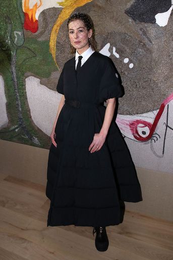 Rosamund Pike au défilé Dior Haute Couture à Paris le 24 janvier 2022