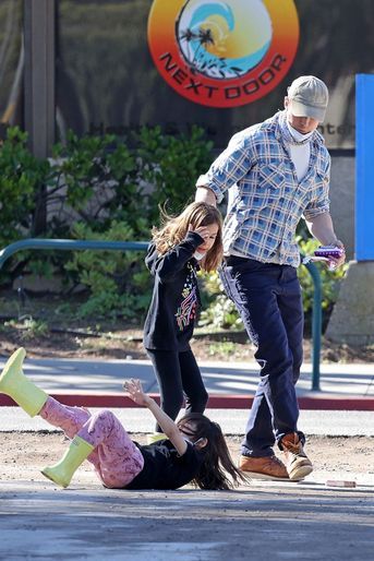 Ryan Gosling avec ses filles à Los Angeles le 24 janvier 2022