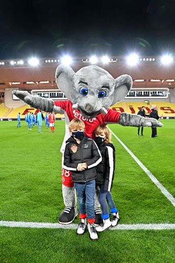 La princesse Gabriella et le prince Jacques de Monaco avec Bouba, la mascotte de l'AS Monaco au stade Louis II, le 24 janvier 2022