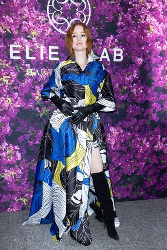 Madelaine Petsch au défilé Elie Saab lors de la Fashion Week Haute Couture à Paris le 26 janvier 2022
