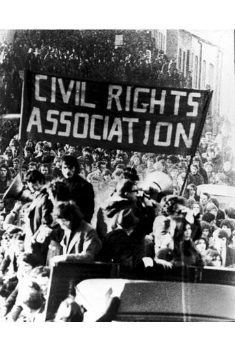 Le cortège de la manifestation organisée par l’Association nord-irlandaise pour les droits civiques à Derry, le 30 janvier 1972.