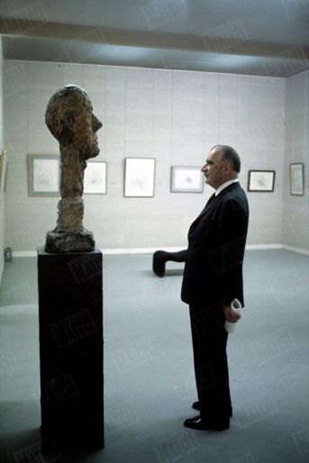 Janvier 1970. Le président avant-gardiste... Face-à-face avec la «Grande tête » d’Alberto Giacometti, au musée de l’Orangerie, à Paris. L’une des œuvres de l’artiste suisse ornait la chambre de Georges Pompidou à son domicile de l’île Saint-Louis.