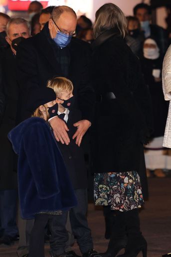 Le prince Albert II, le prince Jacques et la princesse Gabriella de Monaco et la princesse Caroline de Hanovre, de dos, à Monaco, le 26 janvier 2022