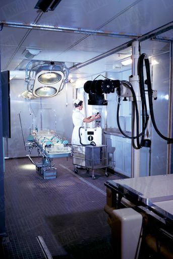 À bord, une salle d’opération et de radiologie dans un complexe hospitalier de 400 mètres carrés.