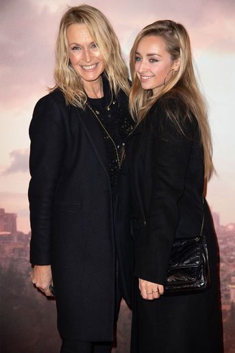 Estelle Lefebure et sa fille Emma Smet à Paris en décembre 2018 - Emma Smet, née en 1997, est la fille cadette de Estelle Lefébure et du chanteur David Hallyday. Si sa mère est mannequin, Emma Smet s'est orientée vers le cinéma et a notamment joué dans la série «Demain nous appartient (TF1)». 