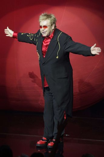 Elton John sur la scène du Caesars  Palace à Las Vegas le 22 avril 2009 pour «The Red Piano».