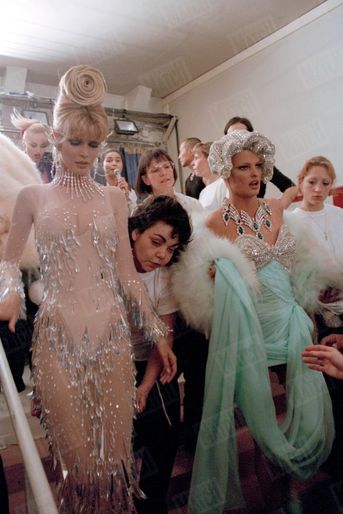 Claudia Schiffer et Linda Evangelista dans les coulisses du défilé des vingt ans de carrière de Thierry Mugler, au Cirque d'Hiver, en mars 1995.