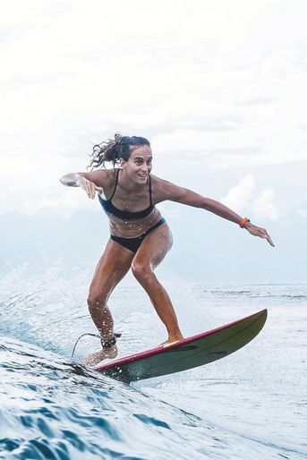 Originaire de Bordeaux, elle commence le surf à 11 ans à Lacanau. À 30 ans, elle est la meilleure surfeuse de grosses vagues au monde.