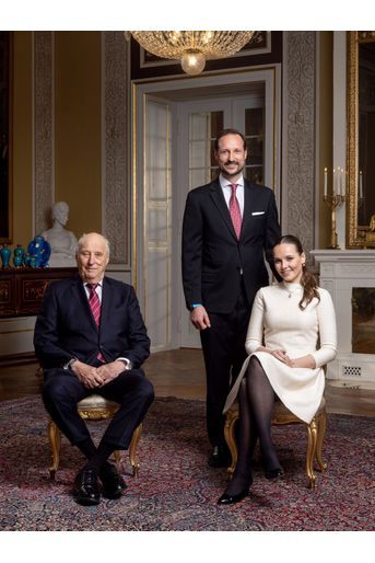 Le roi Harald V de Norvège et ses deux héritiers le prince Haakon et la princesse Ingrid Alexandra (le jour de ses 18 ans), le 21 janvier 2022