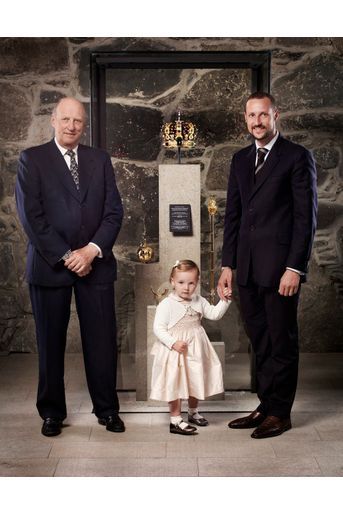 Le roi Harald V de Norvège et ses deux héritiers le prince Haakon et la princesse Ingrid Alexandra, le 22 juin 2006