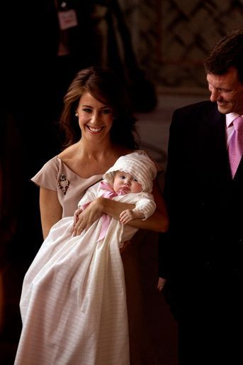 La princesse Athena de Danemark avec sa mère la princesse Marie et son père le prince Joachim, le 20 mai 2012, jour de son baptême