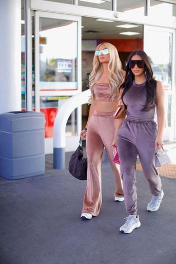 Paris Hilton et Kim Kardashian lors d'une campagne pour SKIMS fin 2020