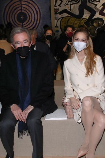 Bernard Arnault et Beatrice Borromeo au défilé Dior printemps-été 2022 lors de la Fashion Week Haute Couture à Paris le 24 janvier 2022