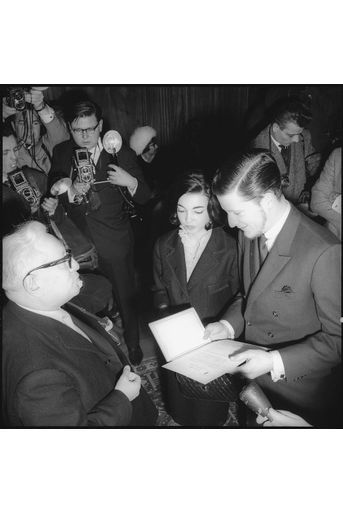 Le roi des Bulgares déchu Simeon II et Margarita Gómez-Acebo le 20 janvier 1962, jour de leur mariage civil à Lausanne 