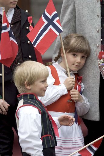 La princesse Ingrid Alexandra de Norvège avec son petit frère le prince Sverre Magnus, le 17 mai 2010