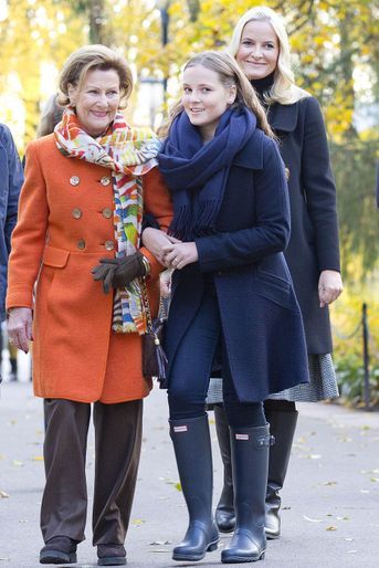 La princesse Ingrid Alexandra de Norvège avec sa grand-mère la reine Sonja et sa mère la princesse Mette-Marit, le 19 octobre 2017