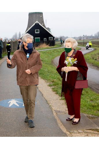 L'ex-reine Beatrix des Pays-Bas vient lancer "l'année des moulins" sur le site touristique de Zaanse Schans, le 15 janvier 2022