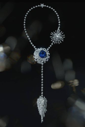 Chanel, la tête dans les étoiles. Le collier Allure Céleste a nécessité 3 800 heures d’ouvrage. 