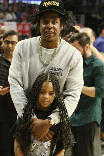 Blue Ivy avec son père Jay-Z lors d'un match de basketball à Los Angeles en mars 2020