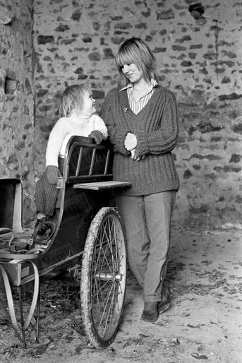 Miou-Miou et sa fille Angèle dans leur maison de campagne de l&#039;Yonne, en janvier 1977.