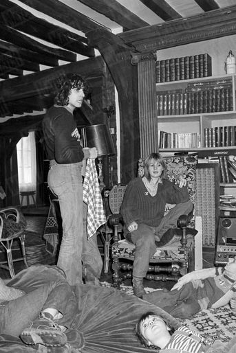 Miou-Miou et Julien Clerc dans leur maison de campagne de l&#039;Yonne, en janvier 1977.