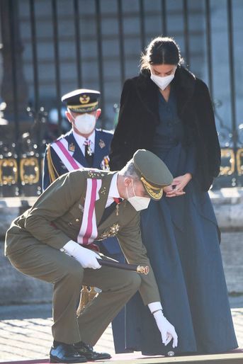 Le roi Felipe VI d'Espagne ramasse la broche de la reine Letizia qui était tombée par terre, à Madrid le 6 janvier 2022