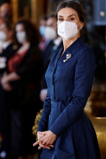 La broche de la reine Letizia d'Espagne à Madrid, le 6 janvier 2022