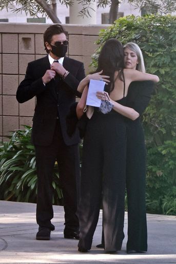 John Stamos et son épouse Caitlin McHugh avec la veuve de Bob Saget, Kelly Rizzo, lors des obsèques de l&#039;acteur, le 14 janvier 2022.