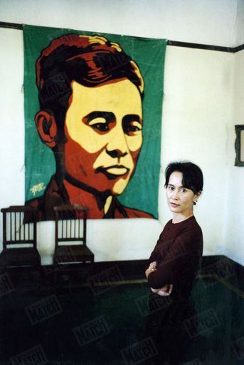 Aung San Suu Kyi chez elle à Rangoun, en 1999. Dans son salon, un portrait de son père, Aung San, figure de l’indépendance birmane.