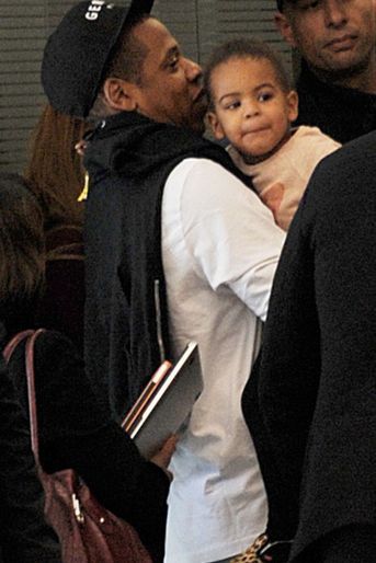 Blue Ivy dans les bras de son père Jay-Z à Paris en octobre 2014