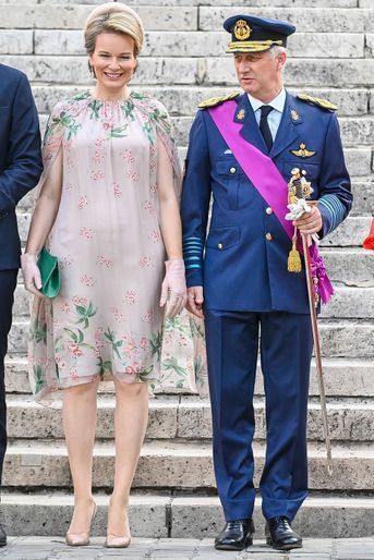 La reine des Belges Mathilde dans une robe-cape Natan Couture, le 21 juillet 2021