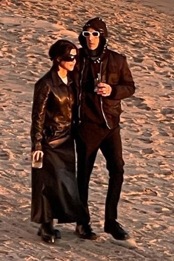 Kourtney Kardashian et Travis Barker sur la plage de Montecito en Californie le 28 décembre 2021. 