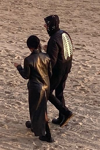 Kourtney Kardashian et Travis Barker sur la plage de Montecito en Californie le 28 décembre 2021. 